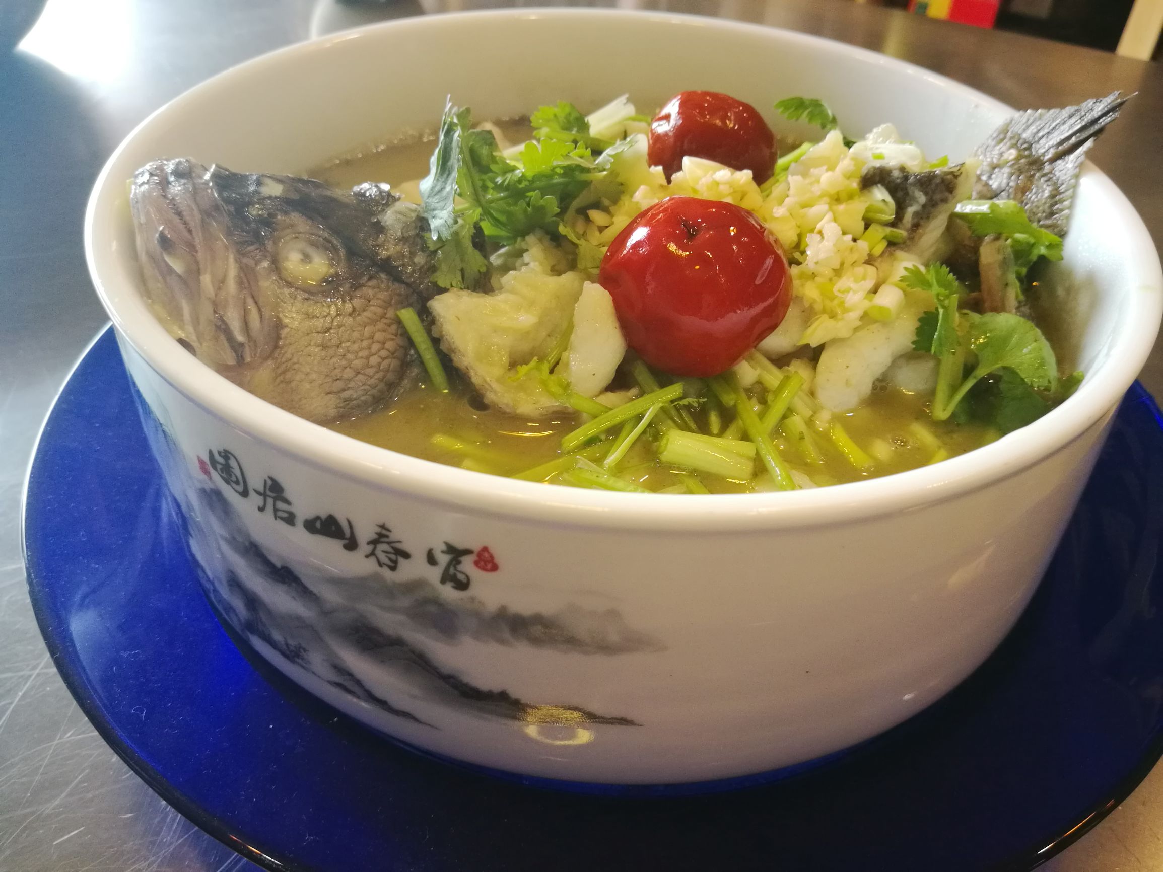 正宗酸菜鲈鱼的做法步骤视频,鲈鱼酸菜水煮鱼片的家常做法