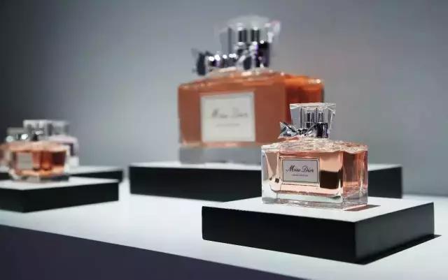 全新的MissDior吸引王珞丹何穗是因为……