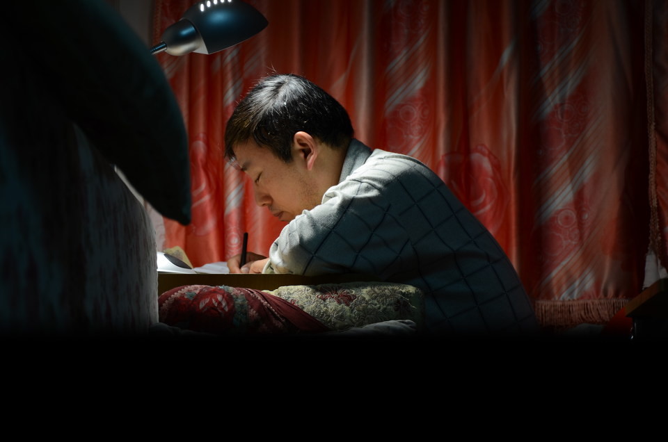 躺酒瓶子能治颈椎病吗,用酒瓶子治疗颈椎病会痊愈吗