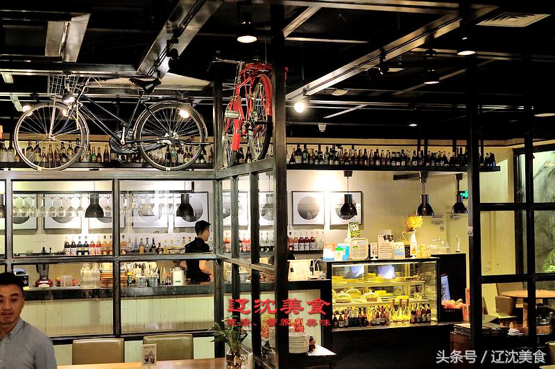 这家西餐厅融合欧美风味与中西风味，披萨永远比别人家多一块