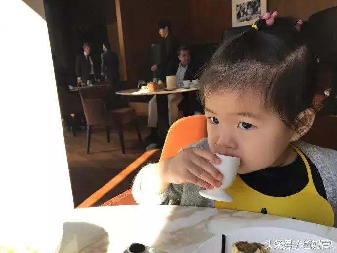 章子怡女儿去姥姥家,章子怡带女儿回家