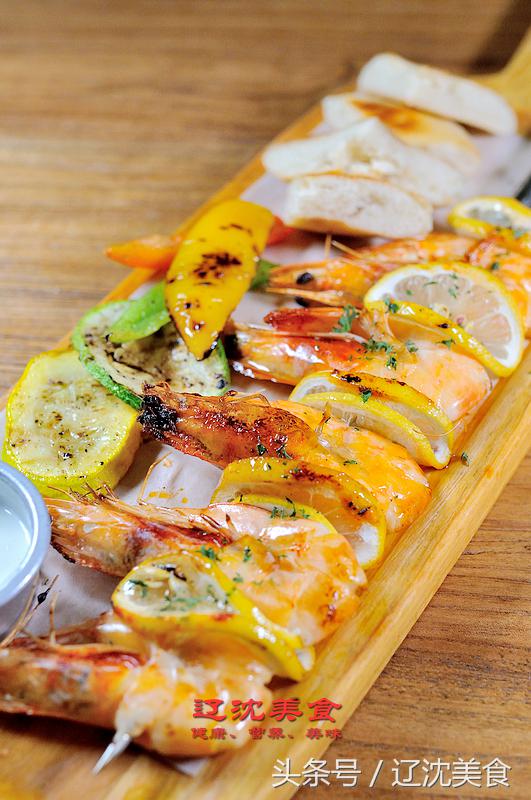 这家西餐厅融合欧美风味与中西风味，披萨永远比别人家多一块