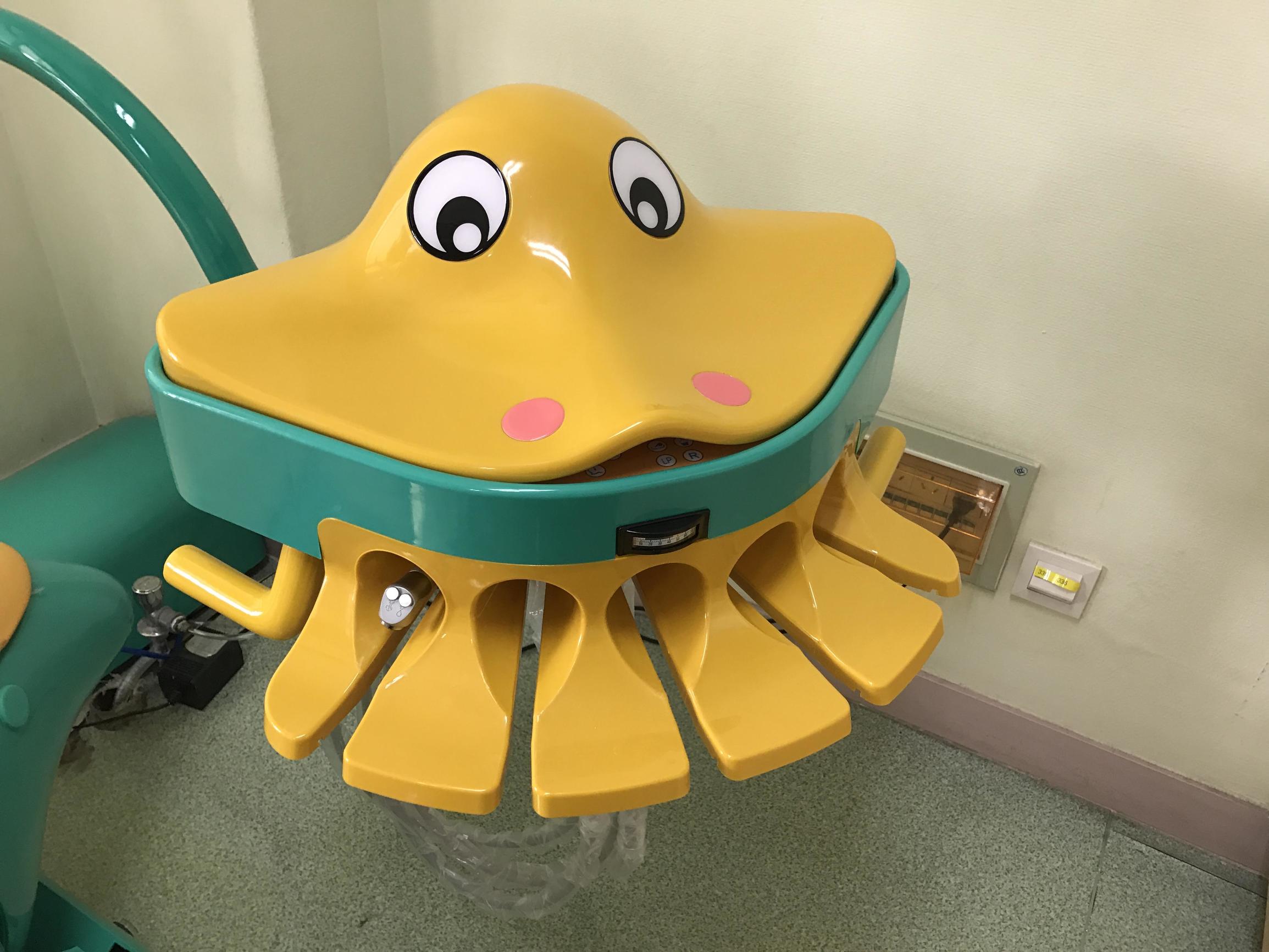 骑在“恐龙”背上边看动画边治牙看病也要萌萌哒