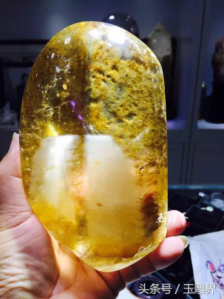 为什么纯天然水晶比较便宜,地摊卖的水晶是真是假