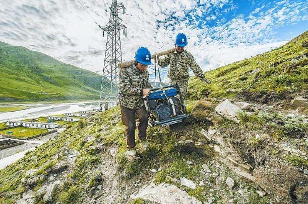 美出天际日照金山,美出天际饱和度惊人