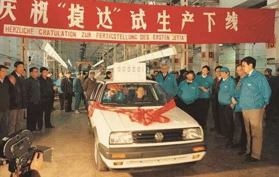 三个女生挑战蒙眼猜男生,比亚迪f3为什么说是一代神车