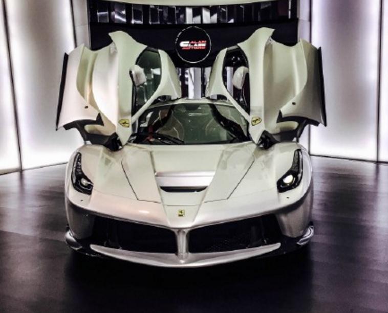 迪拜神车经销商，越南第一辆风神来自这里，拉法在这里只能停边上