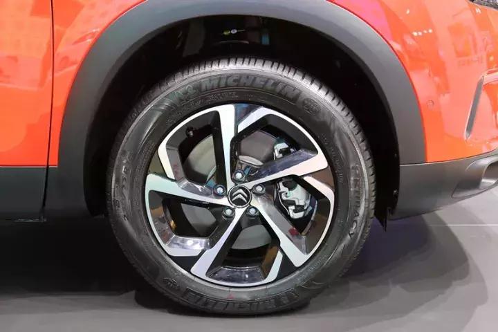 车尾挂着4个8,方向盘跟赛车一样,15万起搞得大众很羞涩!