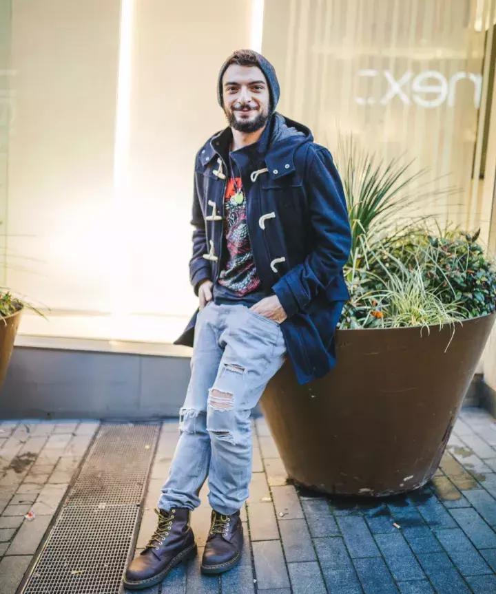 这双靴子一旦穿上就会“中毒”