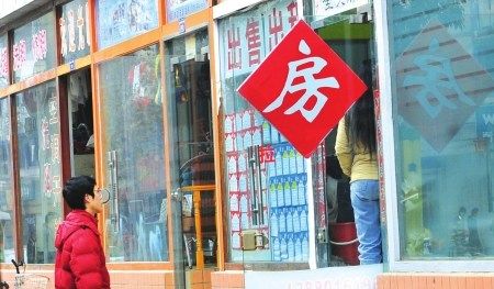 晨看*疆新**｜小伙踩警车晒照被拘；这个官员受贿2千余万获刑12年