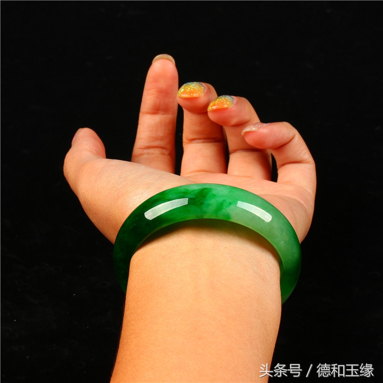 那晚我拿出了这两款翡翠手镯，她对我的态度突然转变了！