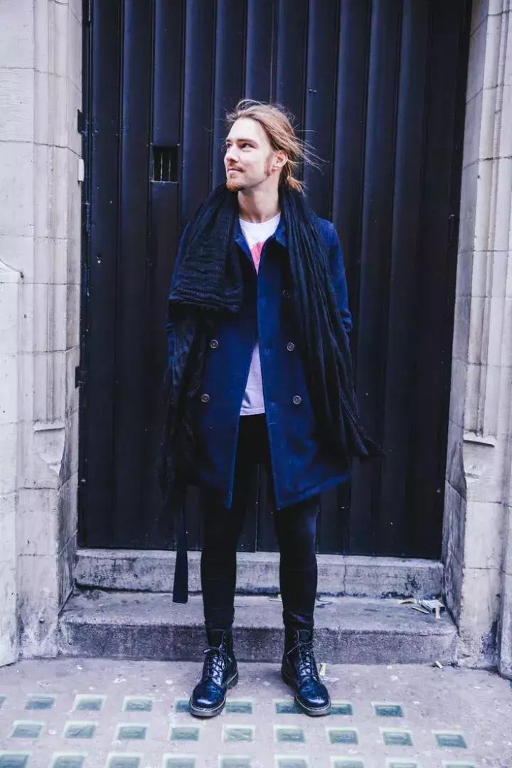 这双靴子一旦穿上就会“中毒”