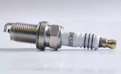 火花塞只换一个,火花塞只换一个会损伤发动机吗