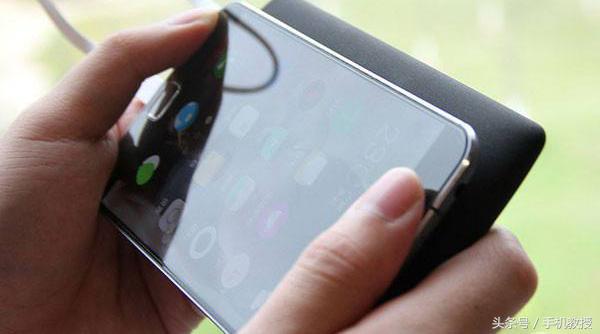 充着电来玩手机对充电器有影响吗,手机充电器给手机充电是交流电吗