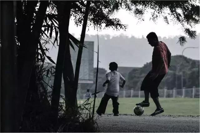 足球满眼都是青春的记忆,足球充满热爱