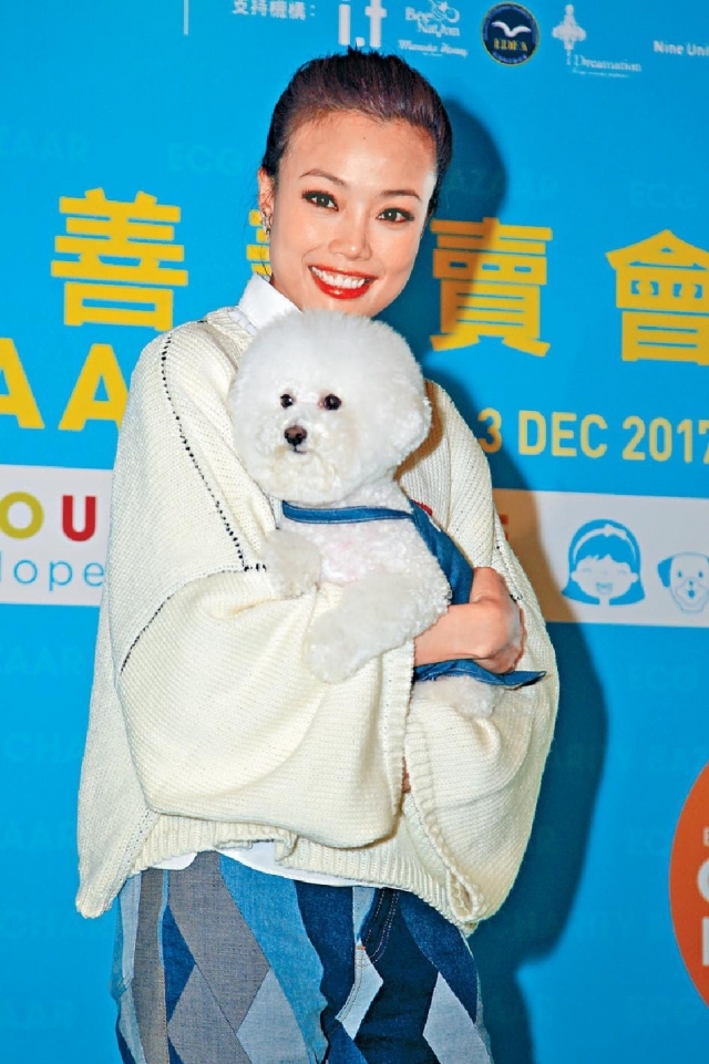 容祖儿为导盲犬服务中心献爱心,英皇老板杨受成一家同在现场