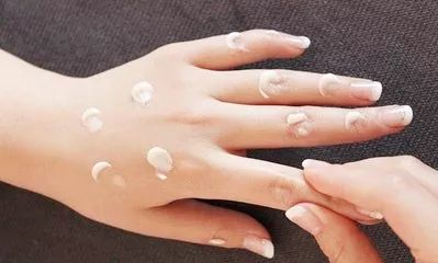 宝宝手上长倒刺脱皮缺什么,宝宝手起疹子皲裂