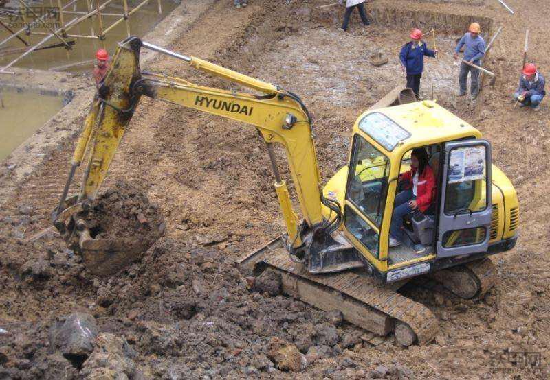 开挖掘机女生可以吗,女人开挖掘机的条件