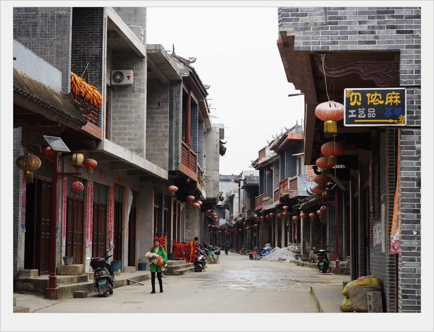 姑娘们个个都会做绣球，谁要是当这里的女婿可有福气了