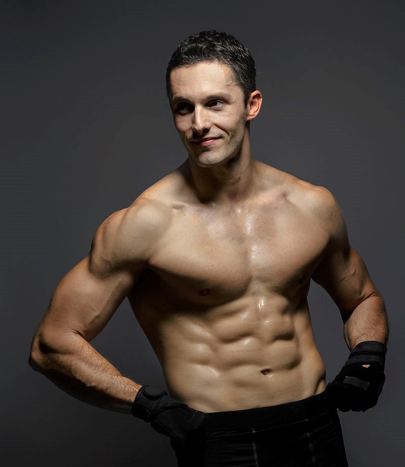 只要一个哑铃就可以练二头和三头,只有一副哑铃练背的六个动作