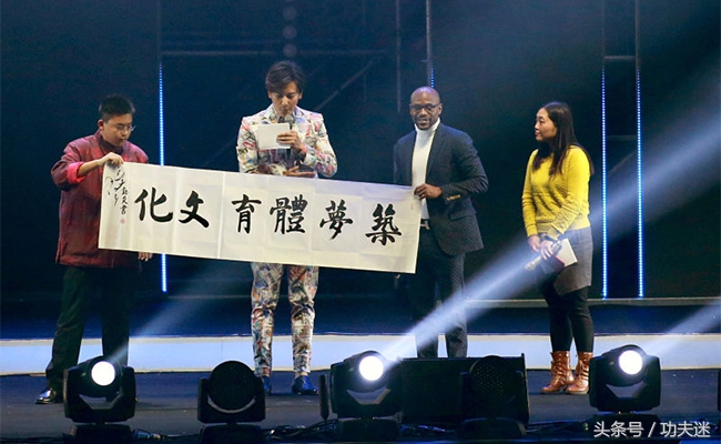 梅威瑟背爱马仕,梅威瑟登长城图片