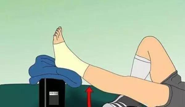 脚扭伤了是先冰敷还是先擦红花油,脚扭伤了擦什么药恢复最快