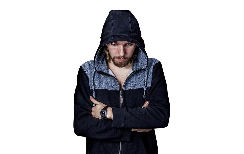 小说：青年立誓要查明干爹被害真相，干娘却劝青年别管此事