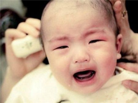 新生婴儿理发需要注意什么,新生儿理发如何避免伤到囟门