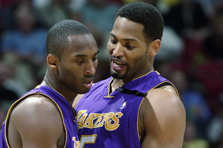 那些年科比单挑詹姆斯,回顾那些年科比的黑肘