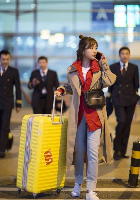 杨蓉白色深v抹胸装,杨蓉穿羽绒服好看吗