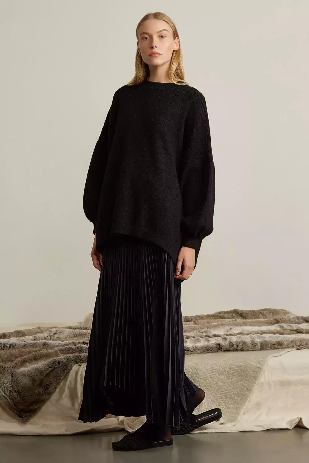 冬天纯色毛衣的高级穿搭,秋冬人手一件的毛衣怎么穿更好看