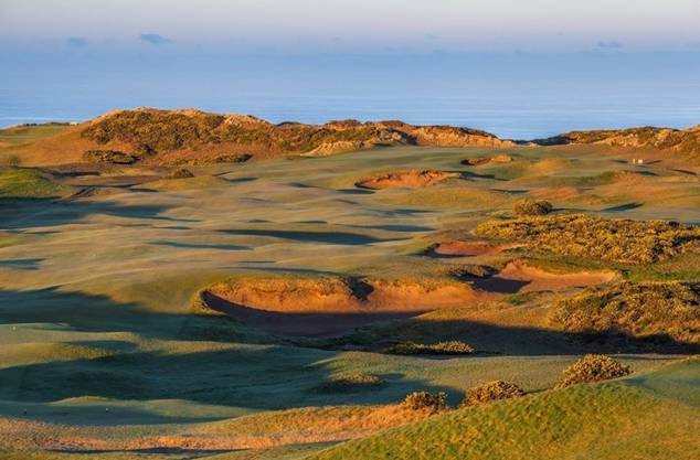 欣赏一下高尔夫球场美景,俄勒冈ncaa球场