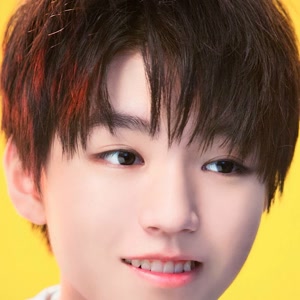 易烊千玺腮帮子变宽了,易烊千玺下嘴唇凸起