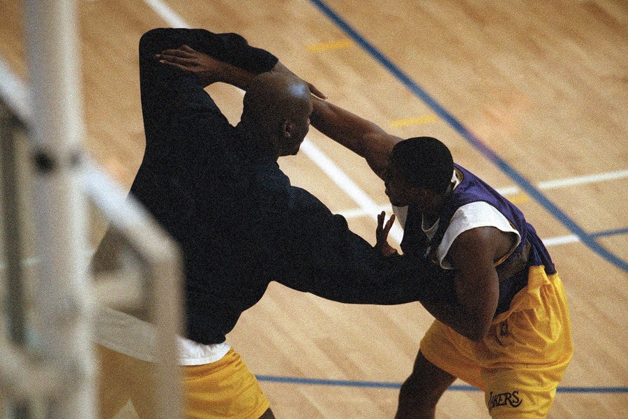 那些年科比单挑詹姆斯,回顾那些年科比的黑肘