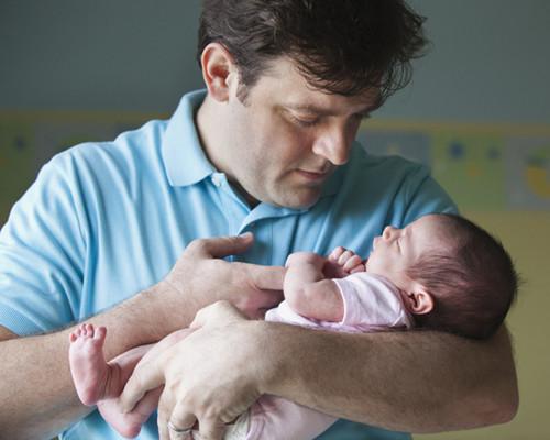 新生儿出生抱给家属,新生儿出院谁抱回家合适