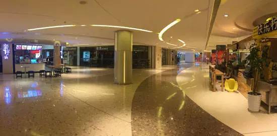 逛街购物的人少了,现在逛街的人越来越少了