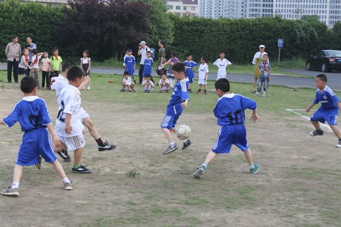 中国孩子踢球到底如何,中国孩子在欧洲踢球花多少钱