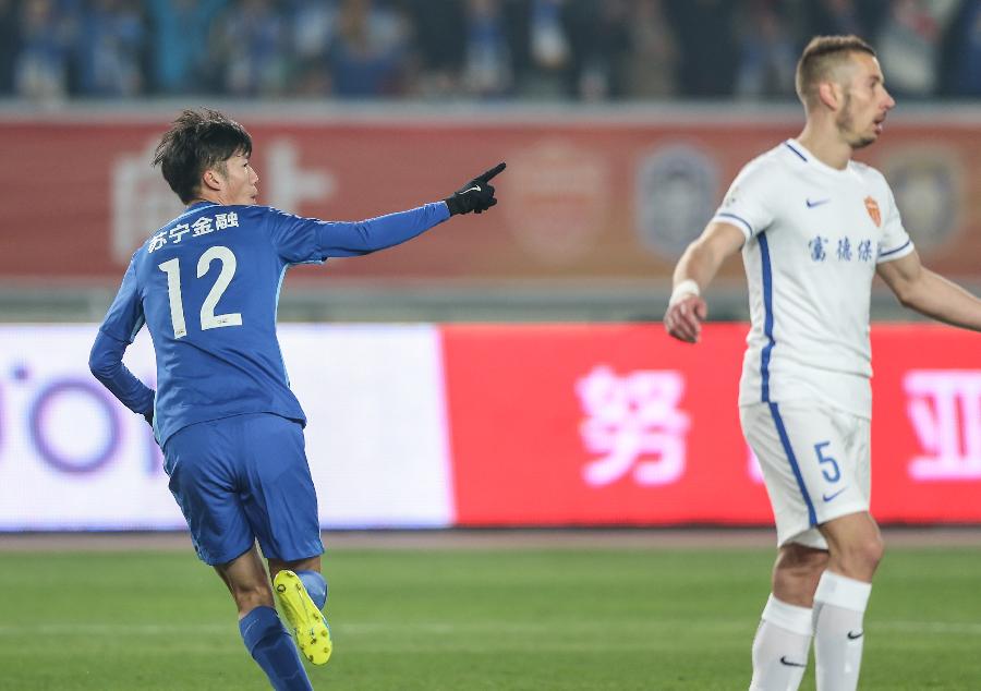 苏宁新宠踢实况爱用拉米雷斯！首秀无憾，5000万先生熊抱一人