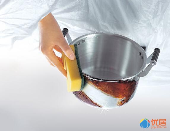 新铝锅内壁发黑能用吗,井水烧开后铝锅变黑是什么原因