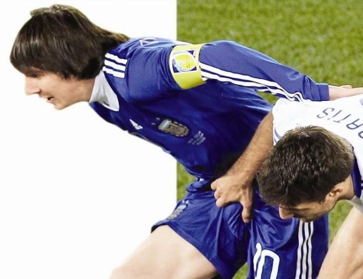 足球防守是防人还是防球,足球场上防左脚队员怎么防守