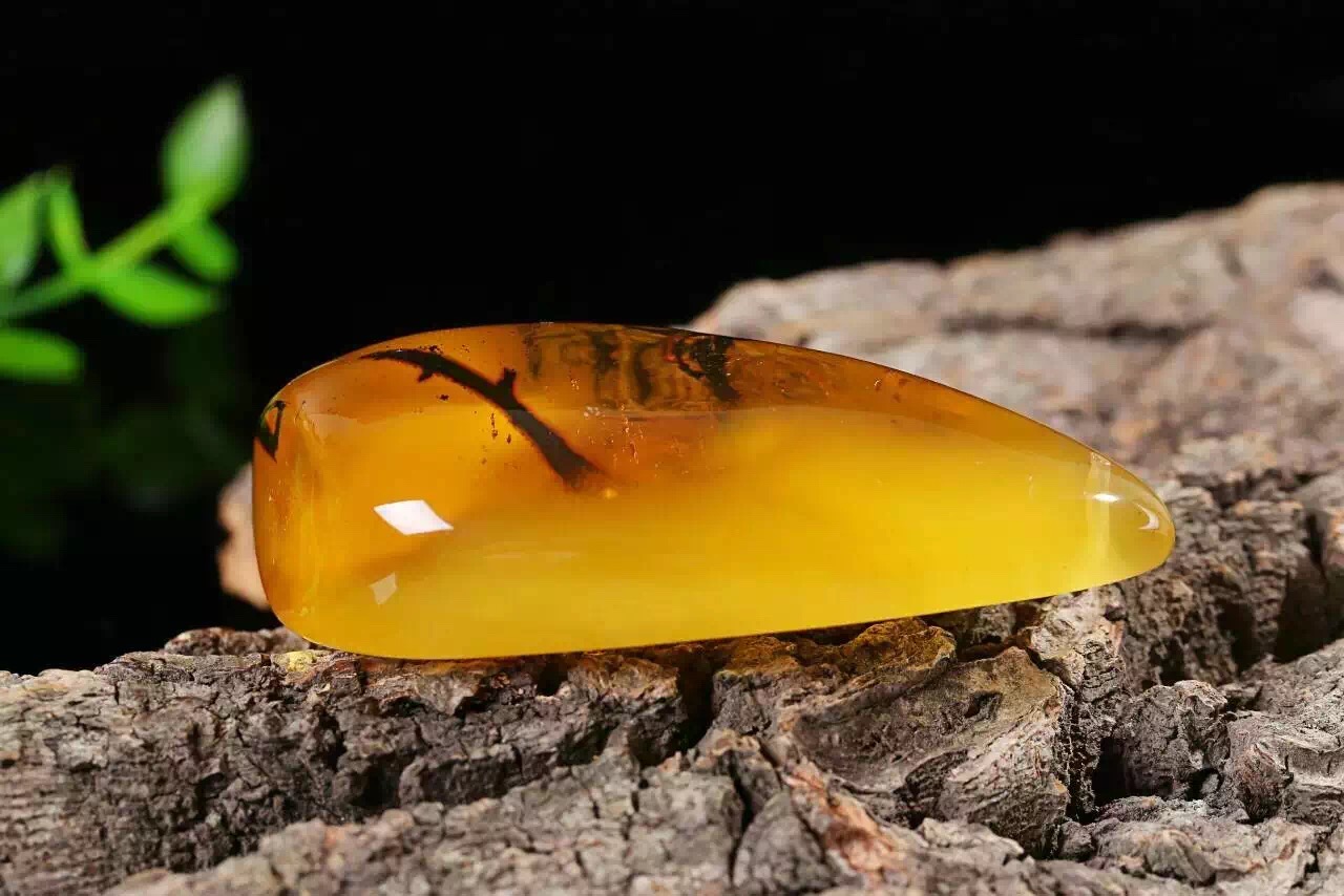 紫光灯下真假琥珀蜜蜡对比图,放大镜下怎么辨别蜜蜡琥珀真假