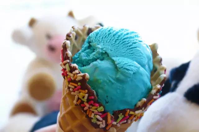 拿着蛋筒冰淇淋视频,手拿冰淇淋原视频