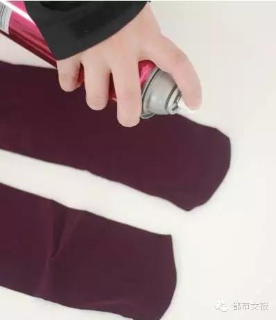 口红沾衣服上了怎么解决,白衣服染上口红快速清洗的小妙招