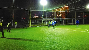 足球场爆满,封闭式足球场的好处