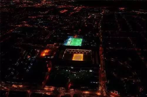 看他们正在踢足球是什么时态,当我们看足球时我们在看什么