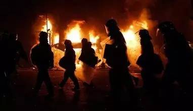 看他们正在踢足球是什么时态,当我们看足球时我们在看什么