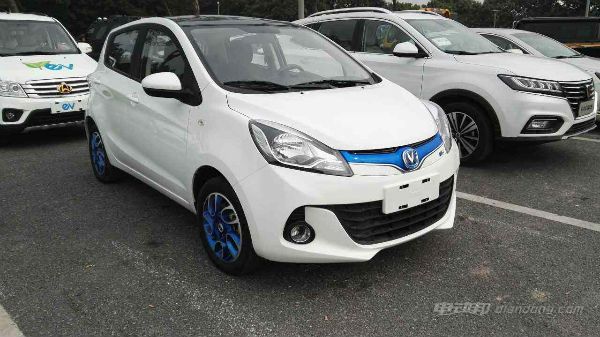 奔奔ev和长安奔奔燃油版机盖差别,奔奔e-star与奔奔ev