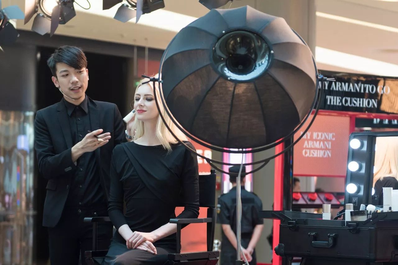 十二月属于“阿玛尼之红”