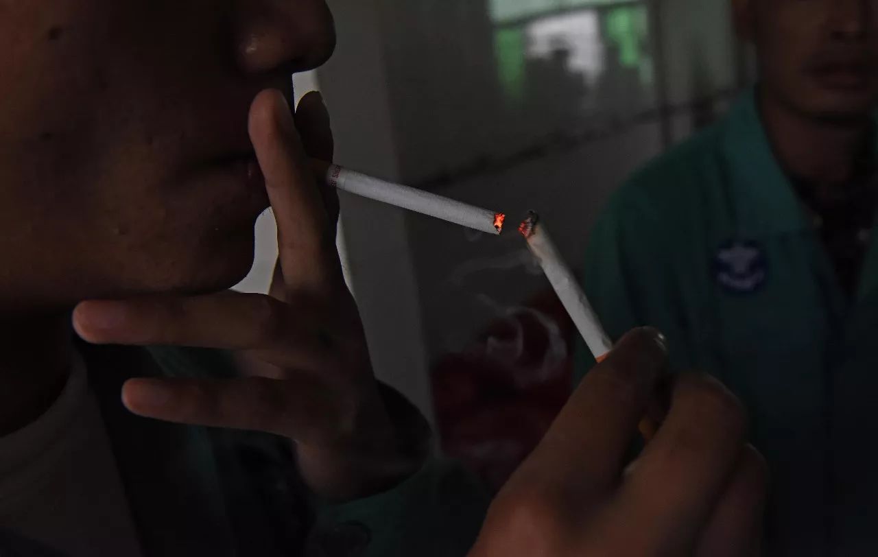 采访戒毒人员,记者采访艾滋病人