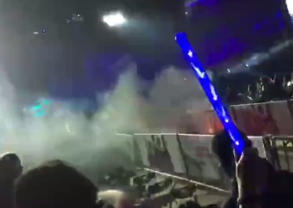 *月天五**演唱会起火，阿信深夜发文感谢寒风中执勤安保人员！